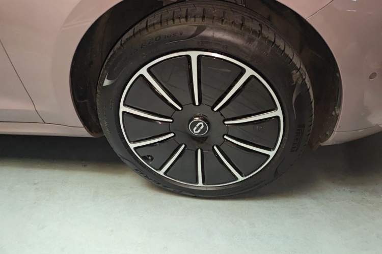 Used Hima AITO M5 2023 Pure Electric All-Wheel Drive Intelligent Driving Version Right Front Wheel Hub