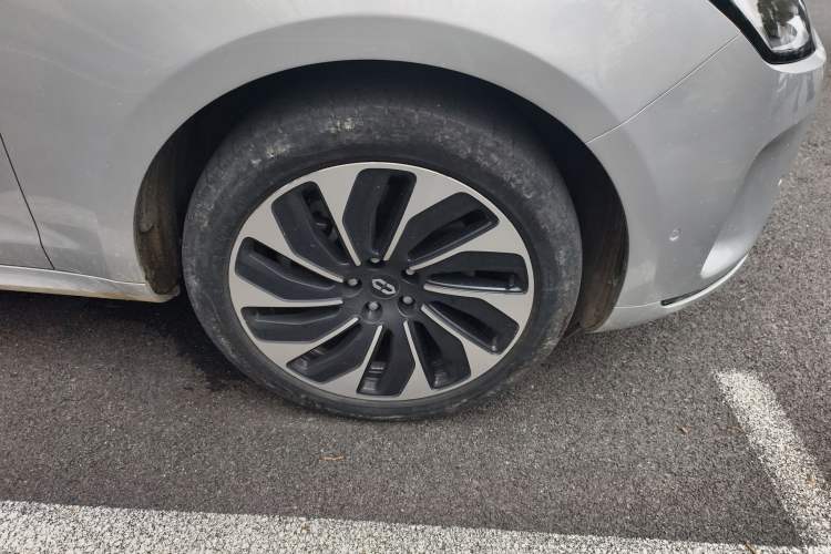 Used Hima AITO M5 2023 Extended-Range Four-Wheel Drive Intelligent Driving Version Right Front Wheel Hub
