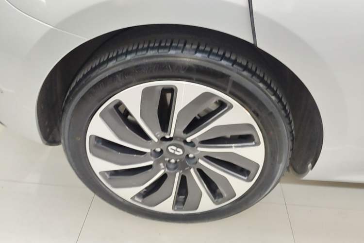 Used Hima AITO M5 2023 Extended-Range Rear-Drive Intelligent Driving Version Right Rear Wheel Hub