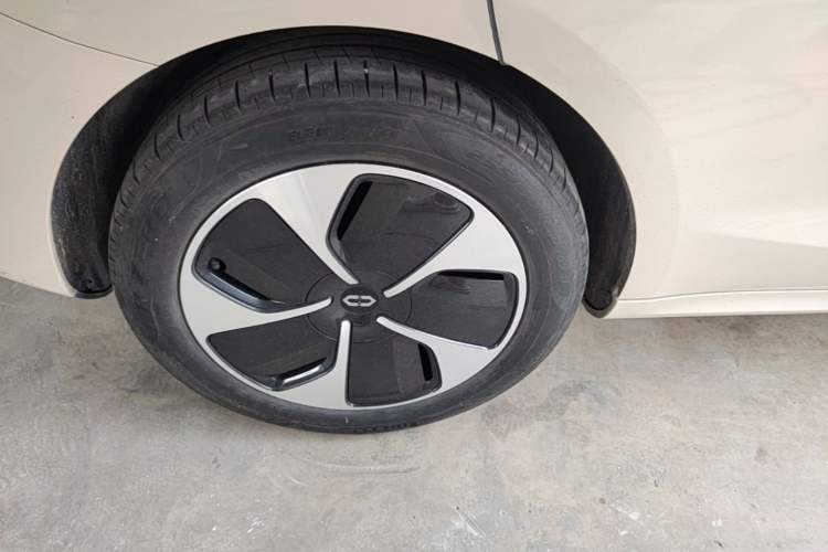 Used Hima AITO M5 2023 All-Electric Rear-Drive Standard Edition Right Rear Wheel Hub