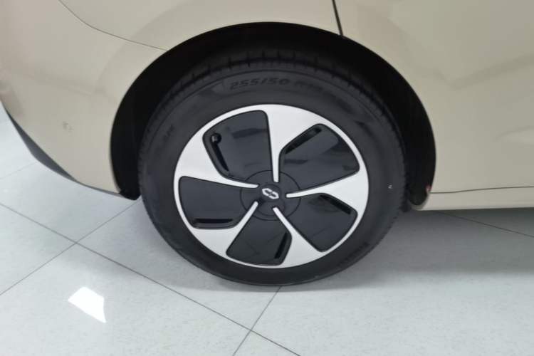 Used Hima AITO M5 2023 All-Electric Rear-Drive Standard Edition Right Rear Wheel Hub