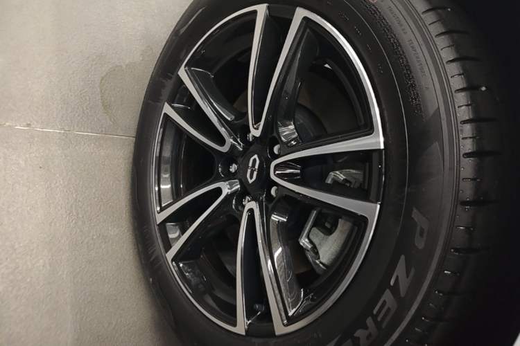 Used Hima AITO M5 2023 All-Electric Rear-Drive Standard Edition Right Rear Wheel Hub
