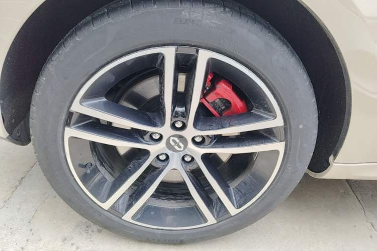 Used Hima AITO M5 2023 Extended-Range Four-Wheel Drive Standard Edition Right Rear Wheel Hub