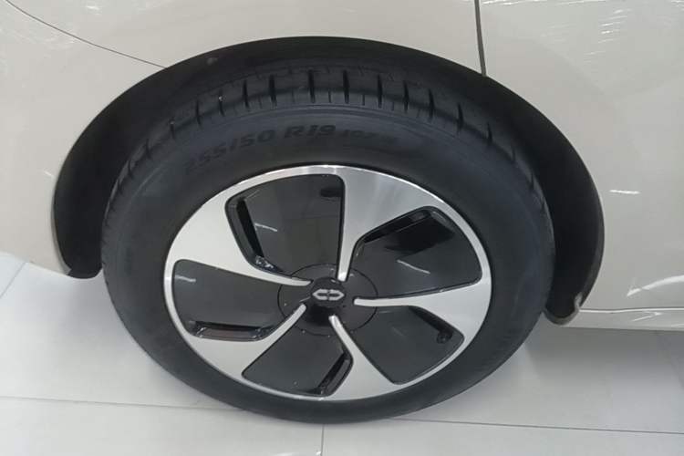 Used Hima AITO M5 2023 All-Electric Rear-Drive Standard Edition Right Rear Wheel Hub