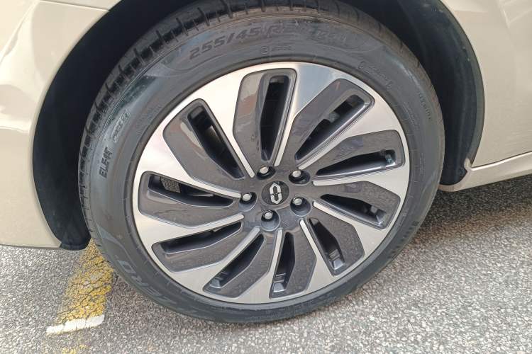 Used Hima AITO M5 2023 Extended-Range Four-Wheel Drive Intelligent Driving Version Right Rear Wheel Hub