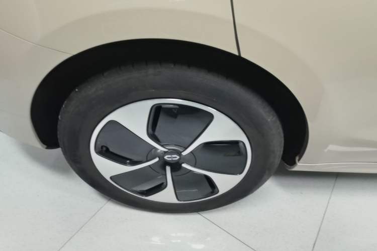 Used Hima AITO M5 2023 All-Electric Rear-Drive Standard Edition Right Rear Wheel Hub