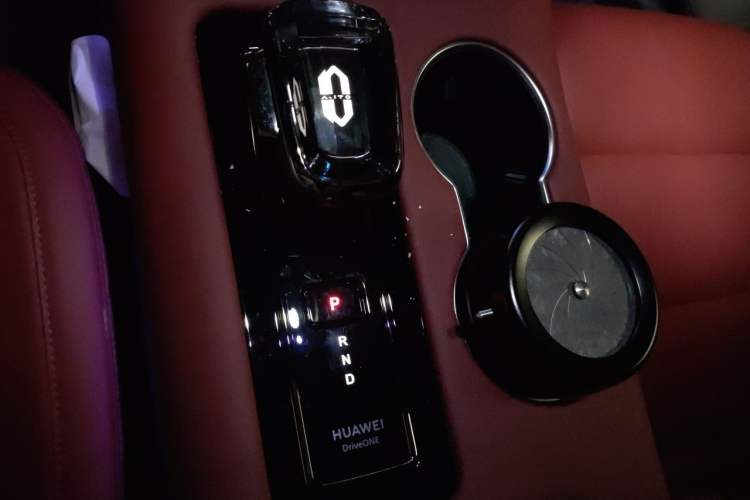 Used Hima AITO M5 2024 Extended-Range Max RS Four-Wheel Drive Advanced Intelligent Driving Version Gear Lever