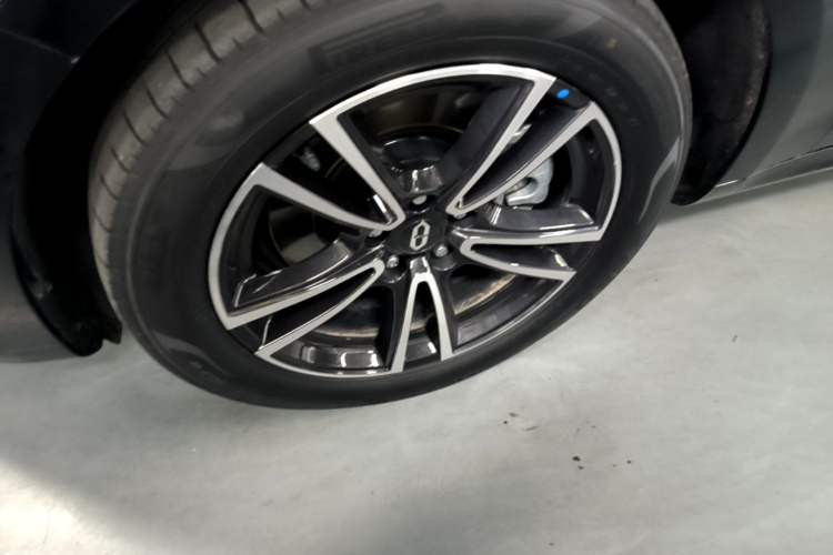 Used Hima AITO M5 2024 Extended-Range Max Rear-Wheel Drive Advanced Intelligent Driving Version Left Front Wheel Hub