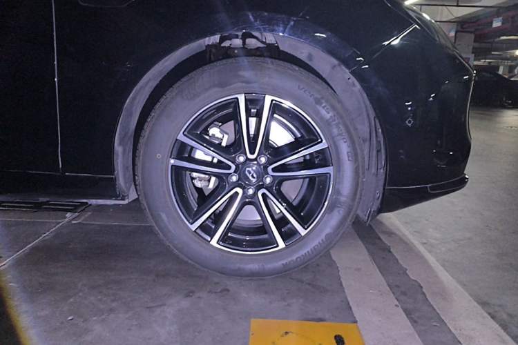 Used Hima AITO M5 2024 Extended-Range Max Rear-Wheel Drive Advanced Intelligent Driving Version Right Front Wheel Hub