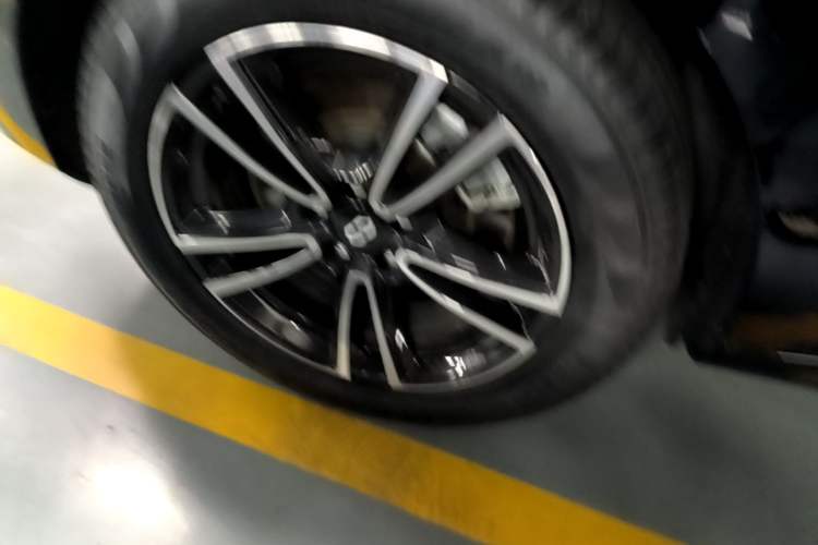 Used Hima AITO M5 2024 Extended-Range Max Rear-Wheel Drive Advanced Intelligent Driving Version Right Rear Wheel Hub