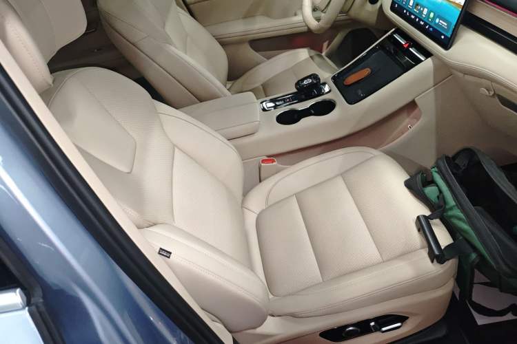 Used Hima AITO M5 2024 Extended-Range Max Rear-Wheel Drive Advanced Intelligent Driving Version Right Front Seat