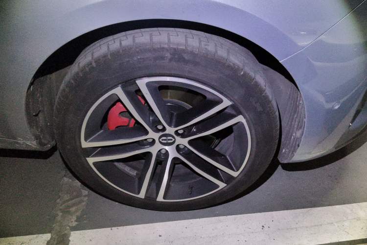 Used Hima AITO M5 2024 Extended-Range Max Rear-Wheel Drive Advanced Intelligent Driving Version Right Front Wheel Hub