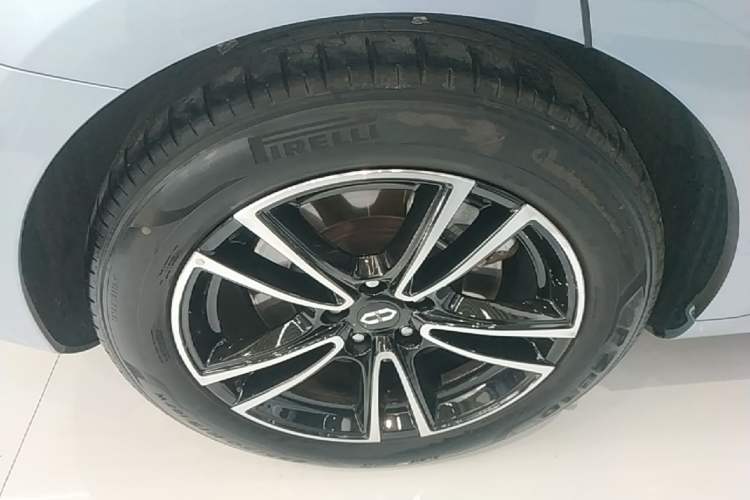 Used Hima AITO M5 2024 Extended-Range Max Rear-Wheel Drive Advanced Intelligent Driving Version Right Rear Wheel Hub
