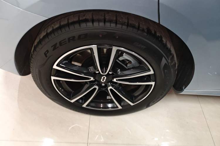 Used Hima AITO M5 2024 Extended-Range Max Rear-Wheel Drive Advanced Intelligent Driving Version Right Rear Wheel Hub