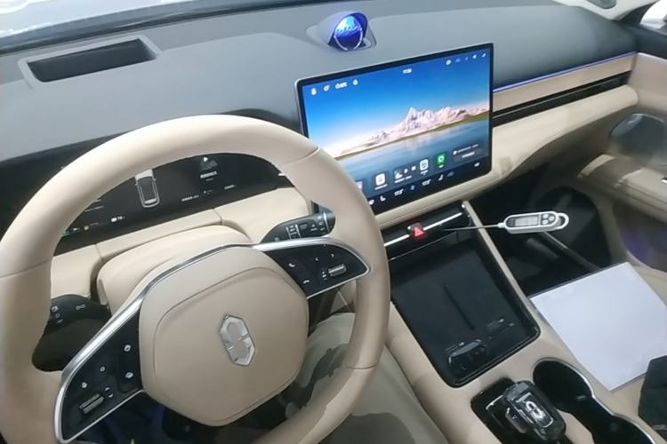 Used Hima AITO M5 2024 Extended-Range Max RS Four-Wheel Drive Advanced Intelligent Driving Version Center Console
