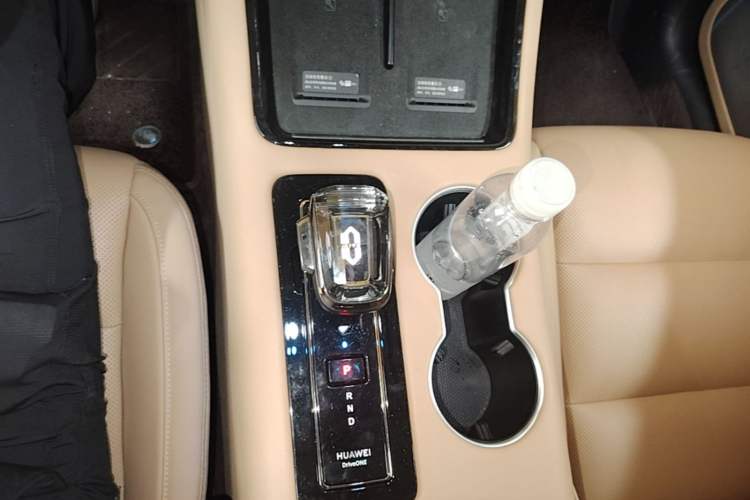 Used Hima AITO M5 2024 Extended-Range Max RS Four-Wheel Drive Advanced Intelligent Driving Version Gear Lever