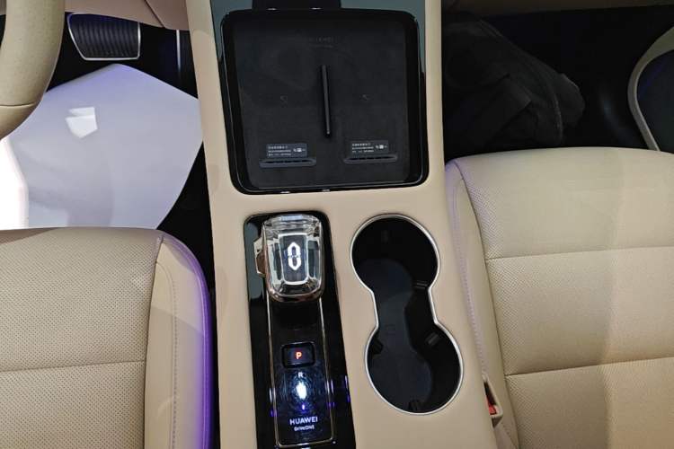 Used Hima AITO M5 2024 Extended-Range Max RS Four-Wheel Drive Advanced Intelligent Driving Version Gear Lever