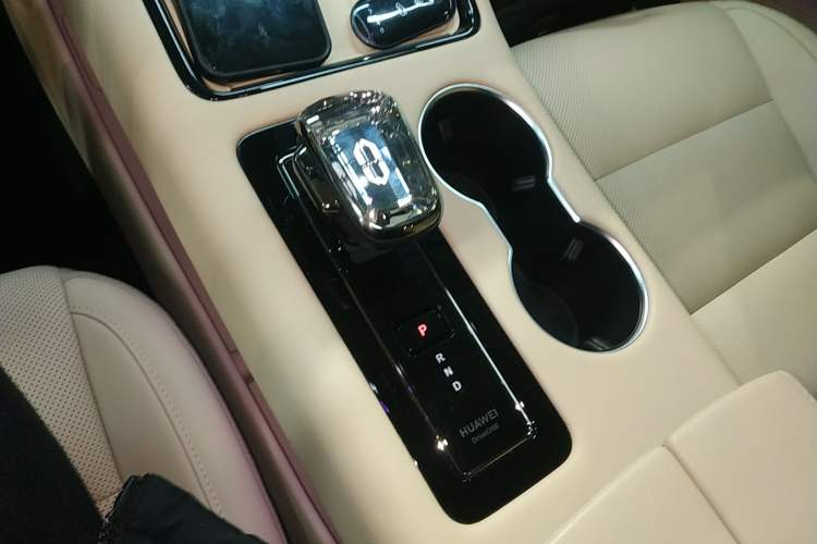 Used Hima AITO M5 2024 Extended-Range Max RS Four-Wheel Drive Advanced Intelligent Driving Version Gear Lever