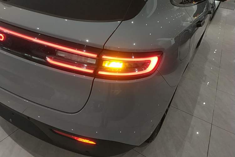 Used Hima AITO M5 2024 Extended-Range Max RS Four-Wheel Drive Advanced Intelligent Driving Version Right Rear Taillight