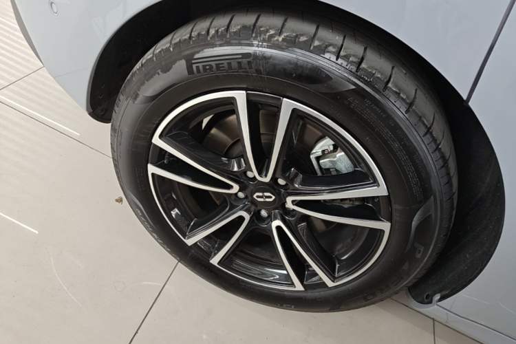 Used Hima AITO M5 2024 Extended-Range Max Rear-Wheel Drive Advanced Intelligent Driving Version Right Rear Wheel Hub