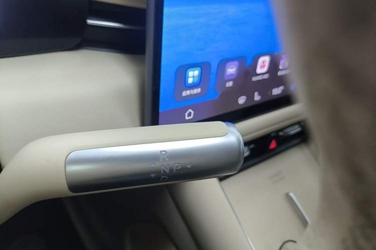 Used Hima AITO M5 2024 Extended-Range Max RS Four-Wheel Drive Advanced Intelligent Driving Version Gear Lever