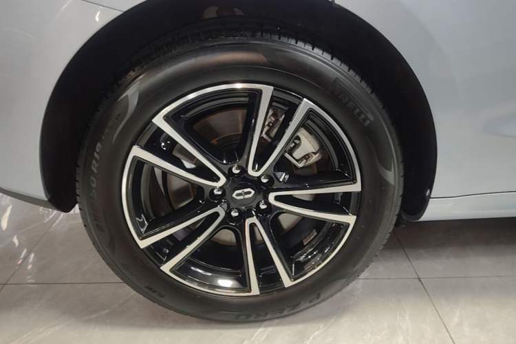Used Hima AITO M5 2024 All-Electric Max Rear-Drive Advanced Intelligent Driving Version Right Rear Wheel Hub