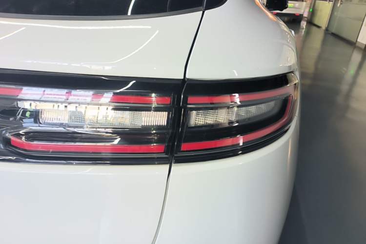 Used Hima AITO M5 2024 Extended-Range Max Rear-Wheel Drive Advanced Intelligent Driving Version Right Rear Taillight