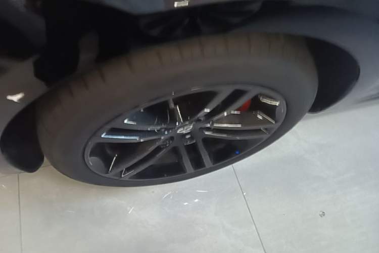 Used Hima AITO M5 2025 Extended-Range Ultra Rear-Wheel-Drive Version Left Front Wheel Hub