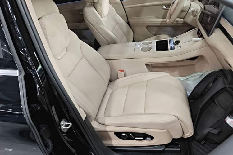 Used Hima AITO M5 2025 Extended-Range Ultra All-Wheel-Drive Version Right Front Seat