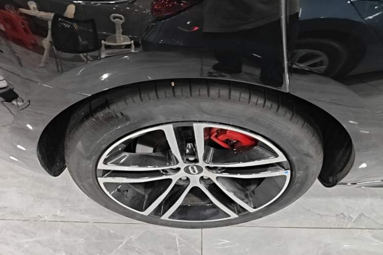 Used Hima AITO M5 2025 Extended-Range Ultra All-Wheel-Drive Version Right Rear Wheel Hub
