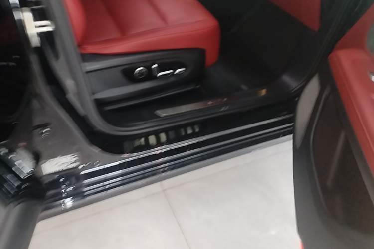 Used Hima AITO M5 2025 Extended-Range Ultra All-Wheel-Drive Version Right Side Sill