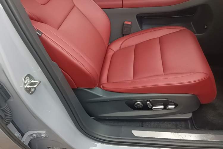 Used Hima AITO M5 2025 Extended-Range Ultra All-Wheel-Drive Version Right Front Seat