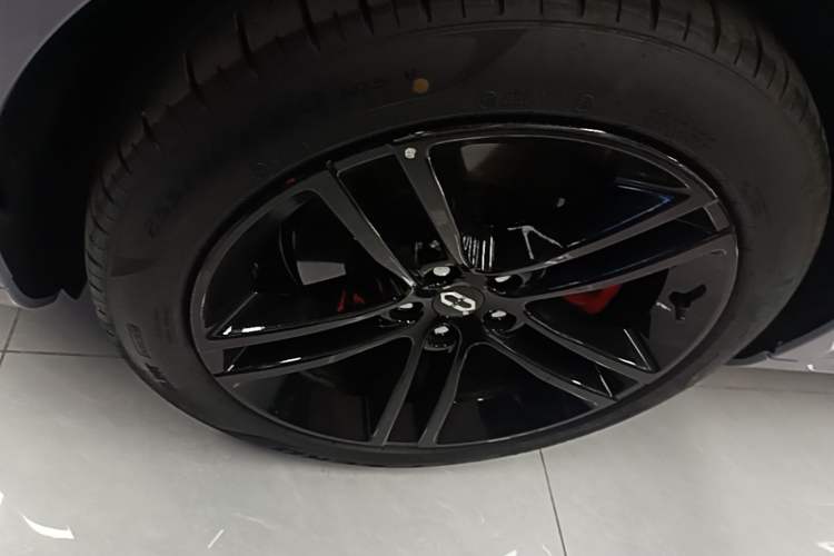 Used Hima AITO M5 2025 Extended-Range Ultra All-Wheel-Drive Version Left Front Wheel Hub