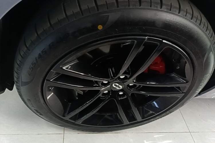 Used Hima AITO M5 2025 Extended-Range Ultra All-Wheel-Drive Version Left Front Wheel Hub
