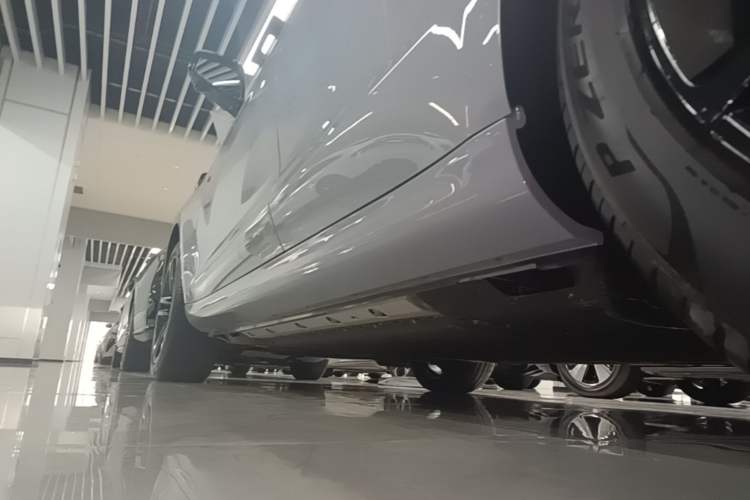 Used Hima AITO M5 2025 Extended-Range Ultra All-Wheel-Drive Version Left Side Sill