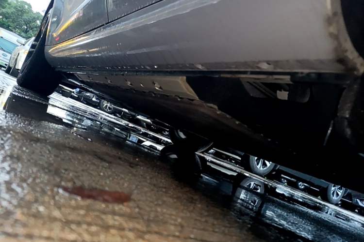 Used Hima AITO M5 2025 Extended-Range Ultra All-Wheel-Drive Version Left Side Sill