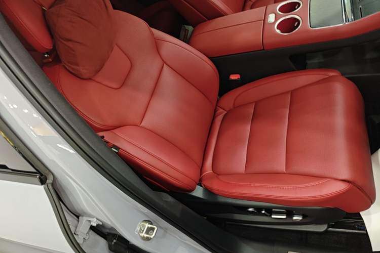 Used Hima AITO M5 2025 Extended-Range Ultra All-Wheel-Drive Version Right Front Seat