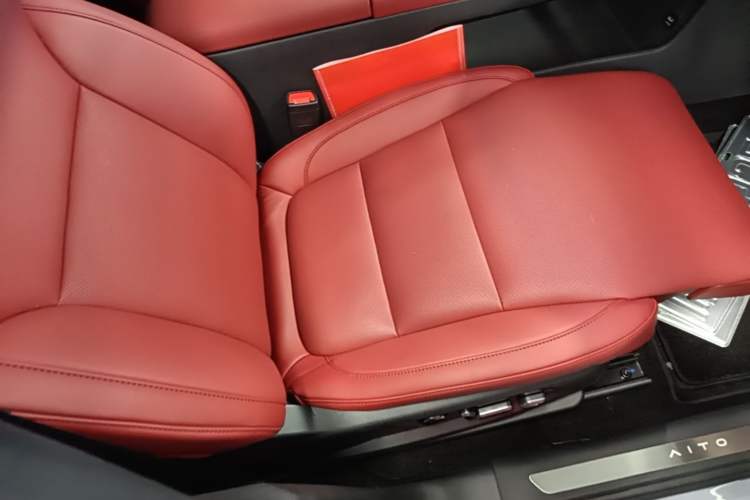 Used Hima AITO M5 2025 Extended-Range Ultra All-Wheel-Drive Version Right Front Seat