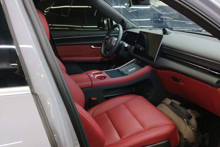 Used Hima AITO M5 2025 Extended-Range Ultra All-Wheel-Drive Version Right Front Seat
