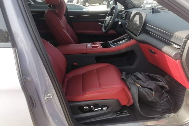 Used Hima AITO M5 2025 Extended-Range Ultra All-Wheel-Drive Version Right Front Seat