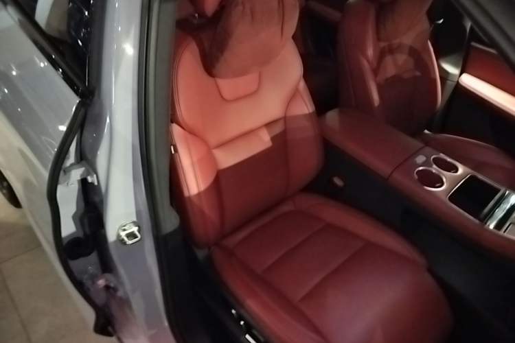 Used Hima AITO M5 2025 Extended-Range Ultra All-Wheel-Drive Version Right Front Seat