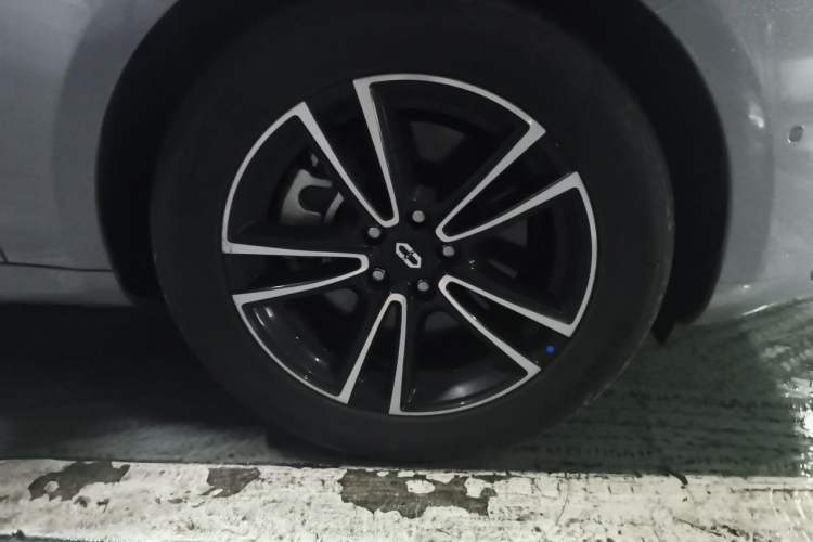 Used Hima AITO M5 2025 Extended-Range Ultra Rear-Wheel-Drive Version Right Front Wheel Hub
