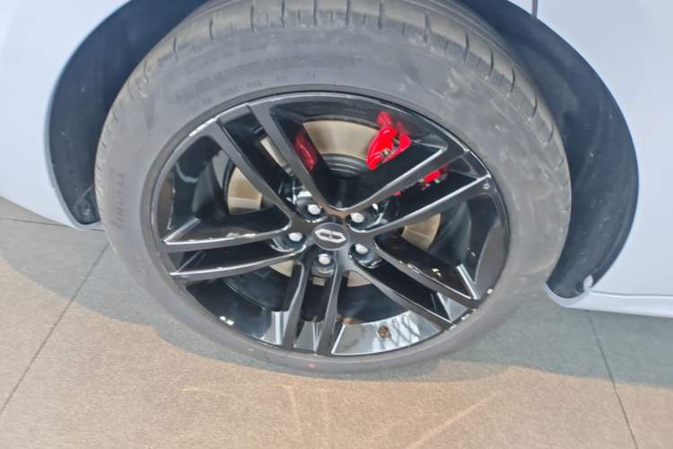 Used Hima AITO M5 2025 Extended-Range Ultra All-Wheel-Drive Version Right Rear Wheel Hub