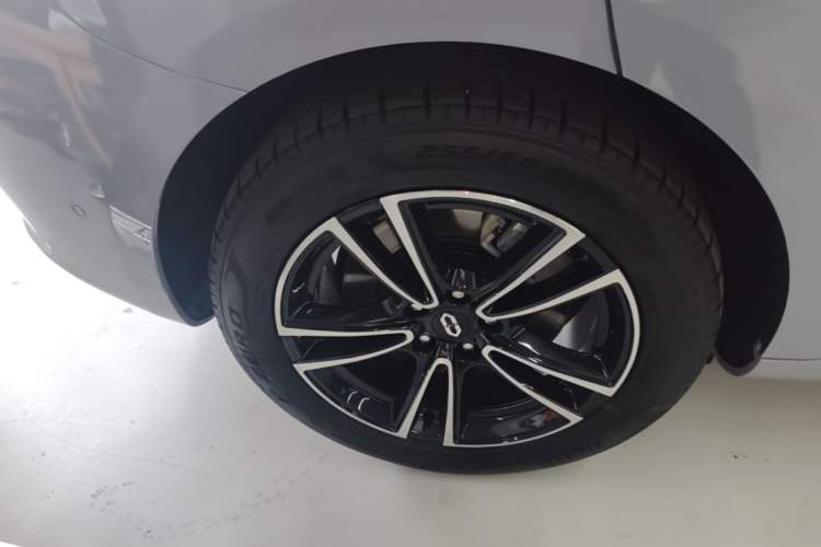 Used Hima AITO M5 2025 All-Electric Ultra Rear-Wheel-Drive Version Right Rear Wheel Hub
