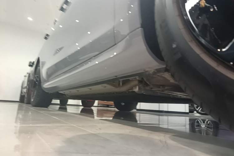 Used Hima AITO M5 2025 Extended-Range Ultra All-Wheel-Drive Version Right Side Sill