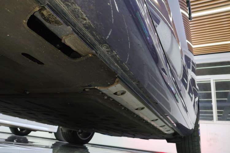 Used Hima AITO M5 2025 Extended-Range Ultra All-Wheel-Drive Version Left Side Sill