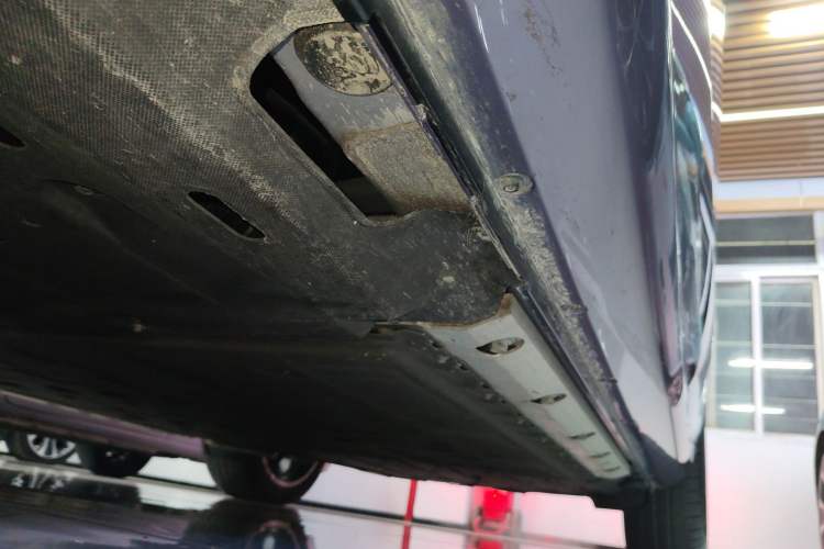 Used Hima AITO M5 2025 Extended-Range Ultra All-Wheel-Drive Version Left Side Sill