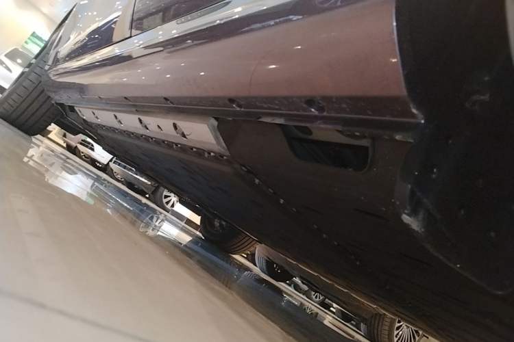 Used Hima AITO M5 2025 Extended-Range Ultra All-Wheel-Drive Version Left Side Sill