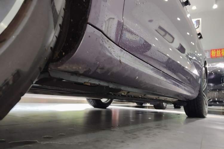 Used Hima AITO M5 2025 Extended-Range Ultra All-Wheel-Drive Version Left Side Sill