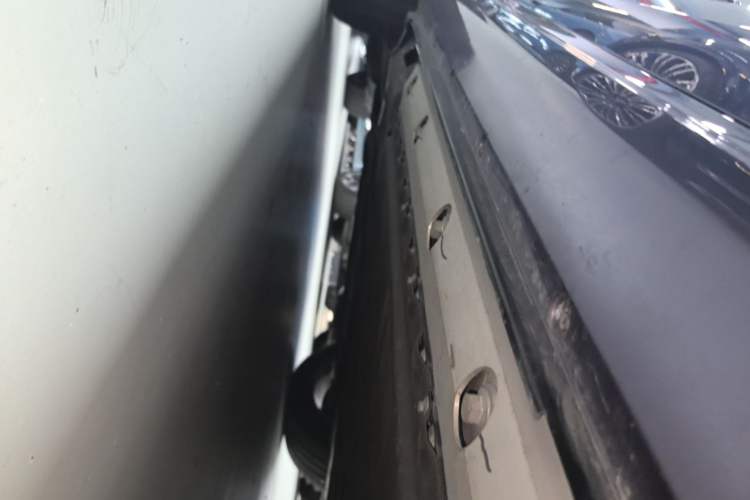Used Hima AITO M5 2025 Extended-Range Ultra All-Wheel-Drive Version Left Side Sill